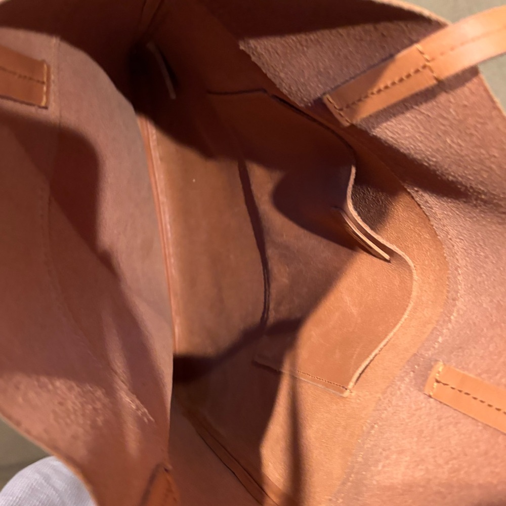 MADEWELL The Magazine Leather Tote in Distant Sand - Picture 5 of 5